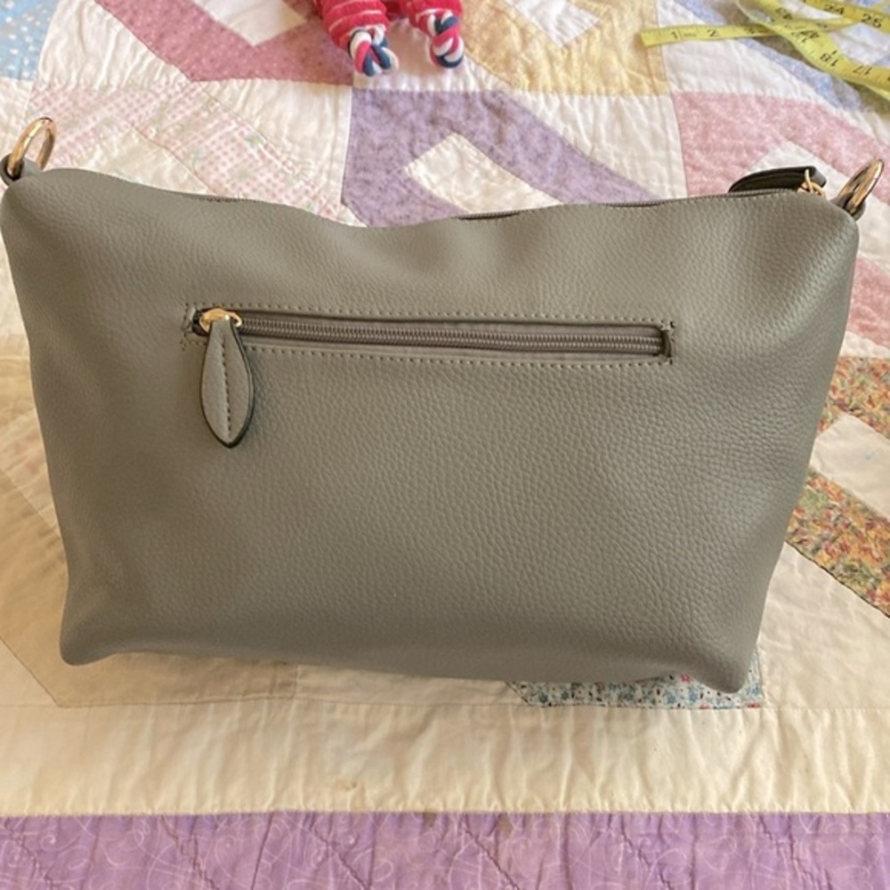 Faux leather handbag. Clutch. Crossbody. Shoulder bag. Putty color. Zip closure.